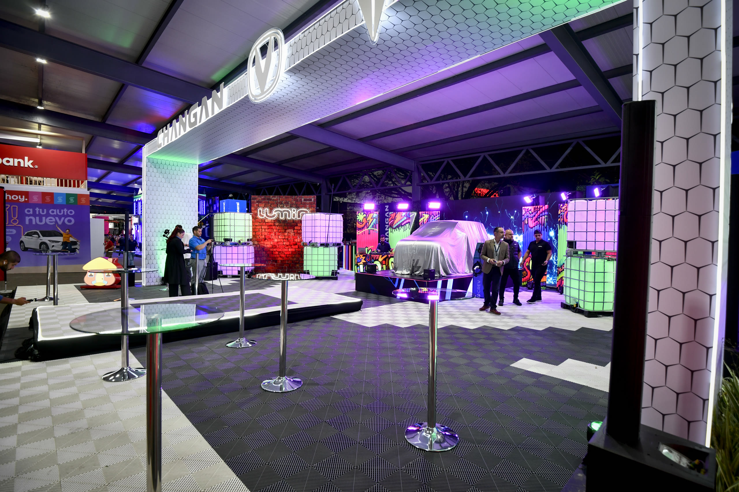 Vista general de la experiencia de lanzamiento LUMIN para INCHCAPE con acceso de marca y vehículo en exhibición