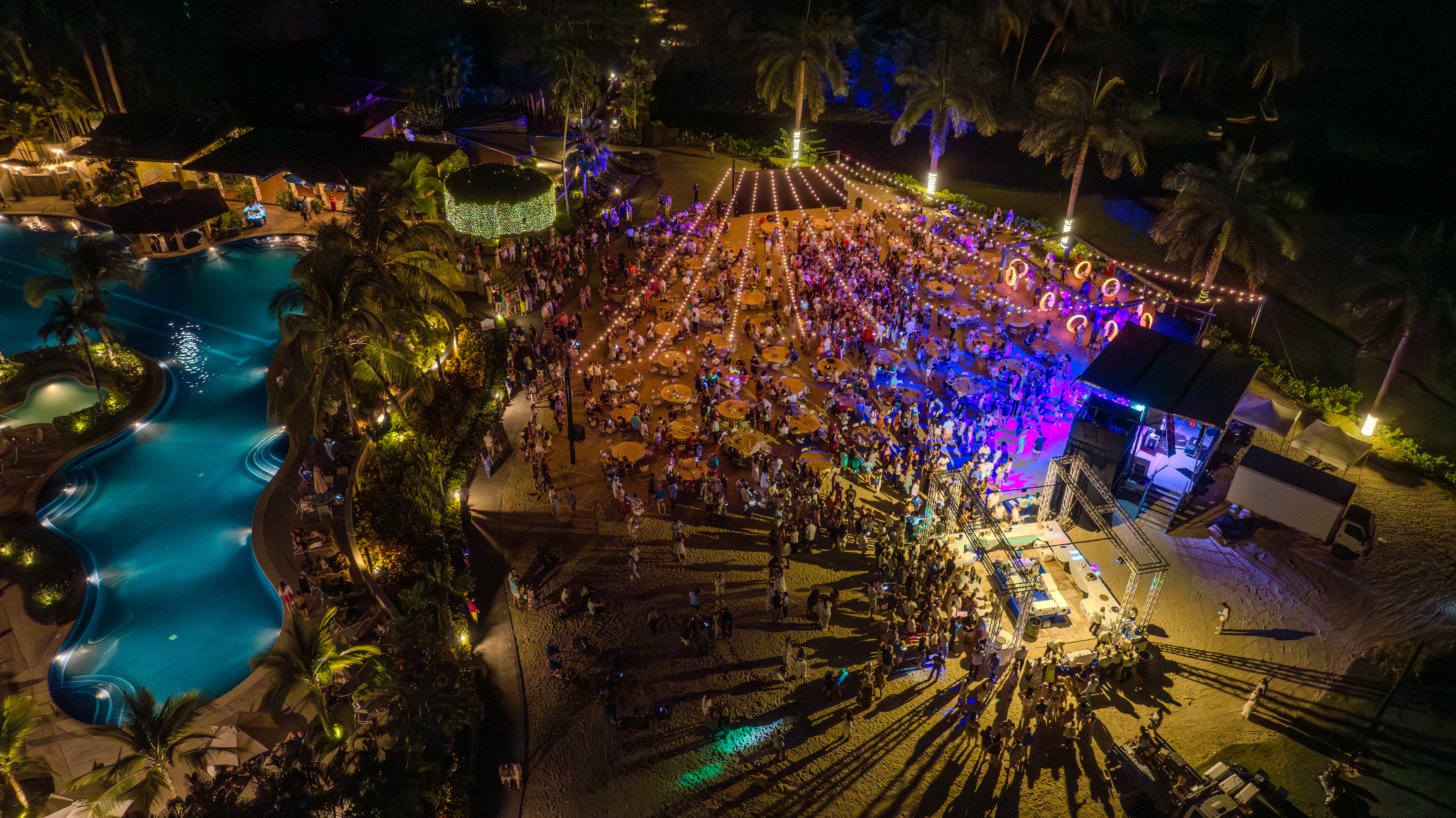 Vista aérea nocturna de la fiesta de fin de año en Los Sueños Resort & Marina