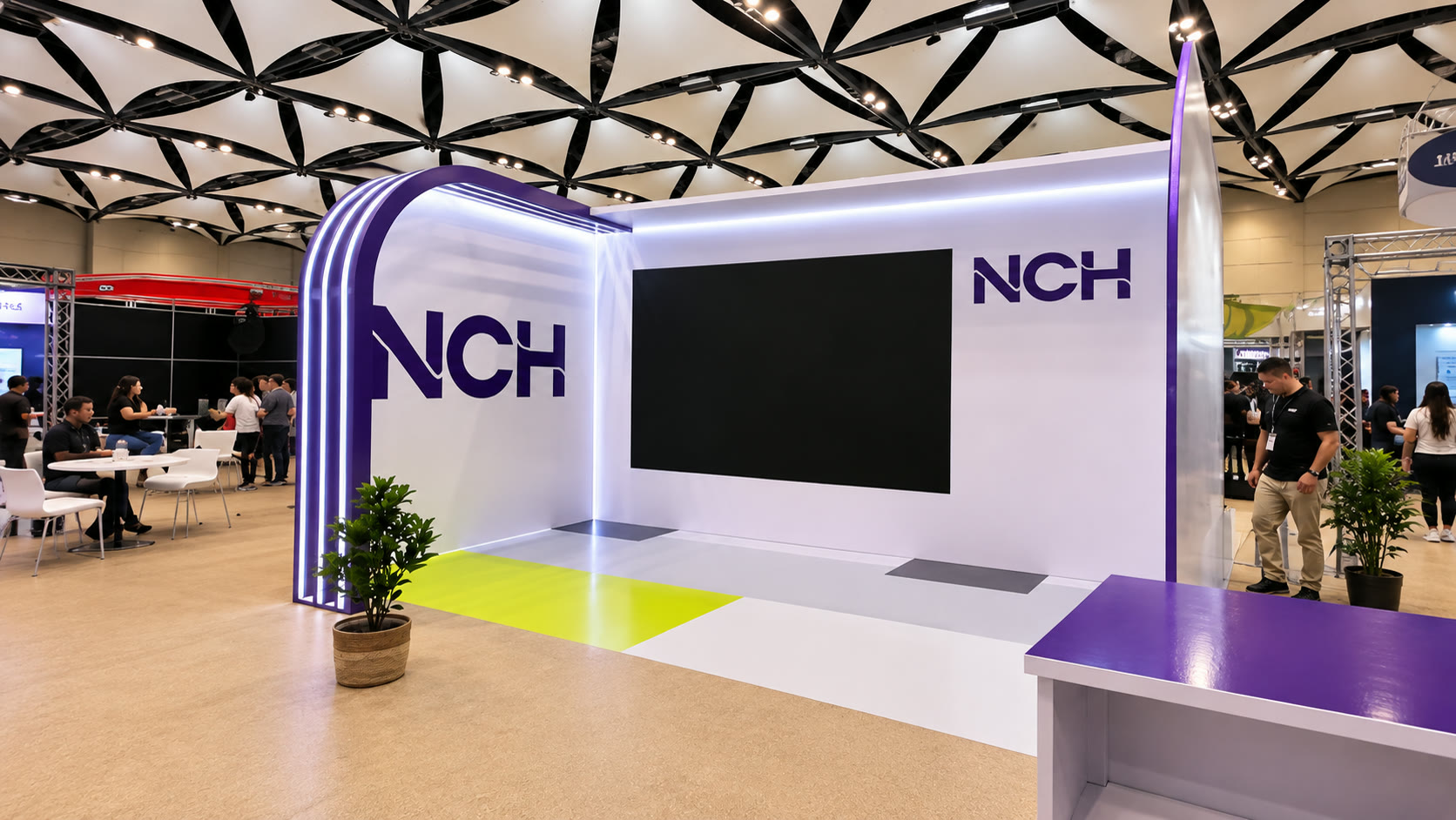 Vista amplia del stand NCH con estructura iluminada, pantalla central y espacio de exhibición